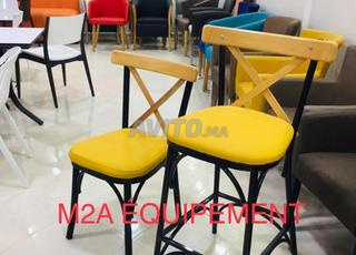 الكراسي والبار stools متاحة
