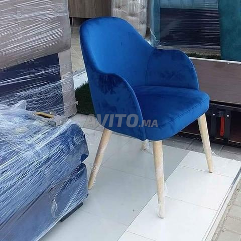 الكراسي والبار stools متاحة