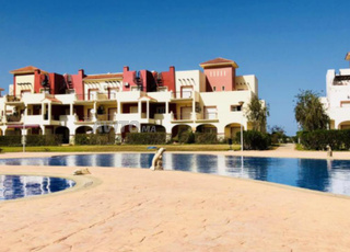 شقة جميلة مكيفة مع مسبح في المارينا