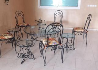 TABLE RONDE FER FORGE 4 CHAISES 4 CENDRIERS