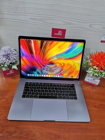 MacBook pro i7 32GB 500GB Radeon pro 550X - 8