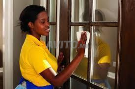 مساعدة منزلية بموجب عقد