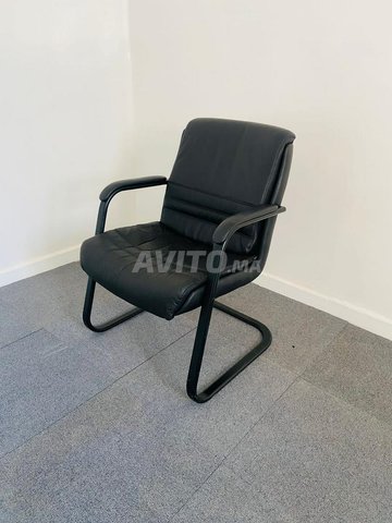Chaise visiteur simili-cuir empilable - Mobilier Bureau Pro