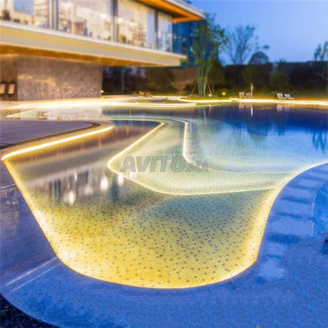 Bande lumineuse LED pour piscine - 1