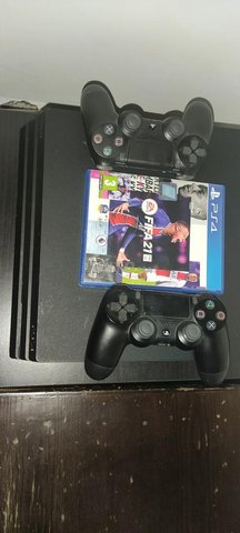 PS4 PRO avec 2 manettes et FIFA 21 - 1