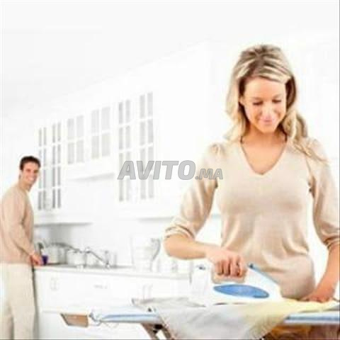 مساعدة طباخ وامرأة تنظيف