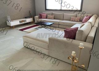 صالون عصري للجلوس.