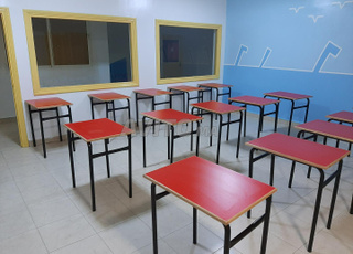 Table scolaire nouvelle et chaise