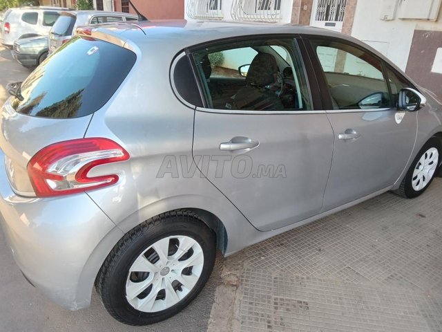 Voiture Peugeot 208 2014 à Meknès  Essence