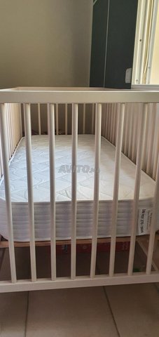 lit bébé et matelas - 1