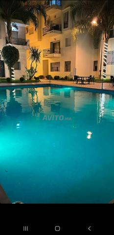 Appartement vu sur piscine - image 3