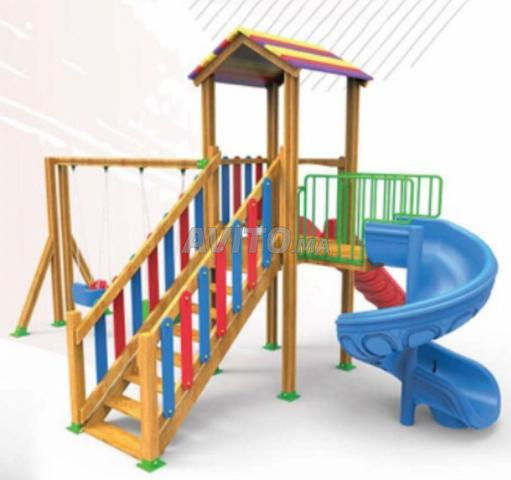 Maisonnette en bois avec double balançoire