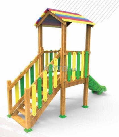 Maisonnette en bois avec double balançoire - 2