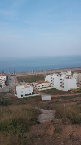 أرض محفظة 653 م2 بواد لاو مطلة على البحر