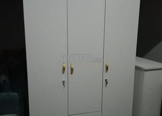 خزانة بثلاثة أبواب