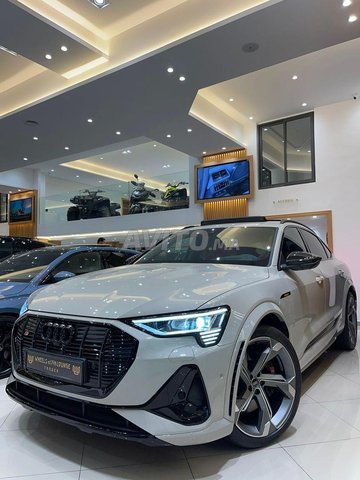 Voiture Audi Q8 2022 à Tanger Electrique - 12 chevaux