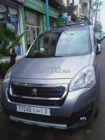 Voiture Peugeot Partner 2019 à Casablanca  Diesel  - 7 chevaux