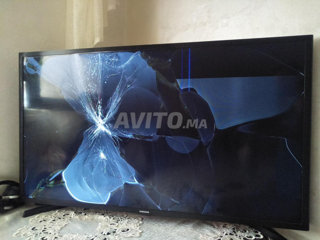 Smart TV Samsung 40 led (afficheur endommagé)  - 2