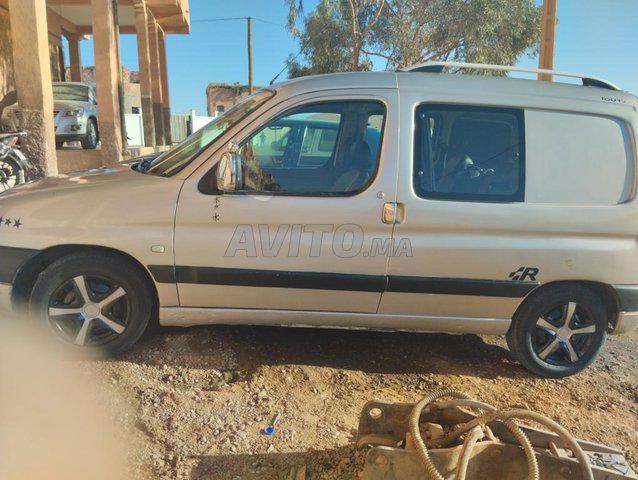 Voiture Peugeot Partner 2002 à Errachidia  Diesel  - 6 chevaux