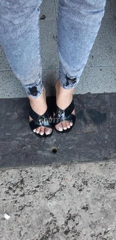 Sandales chic noires .