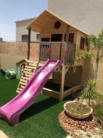 Maisonnette en bois avec double balançoire