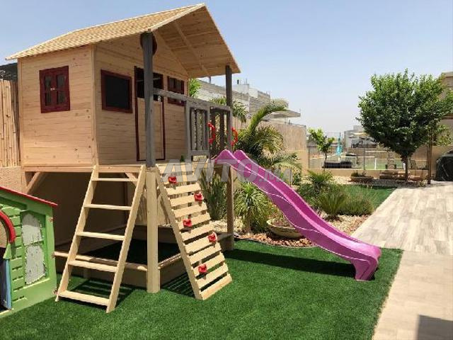Maisonnette en bois avec double balançoire