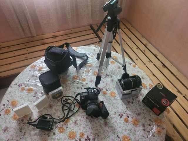 Caméra Professionnel Canon D80 avec accessoires  - 2
