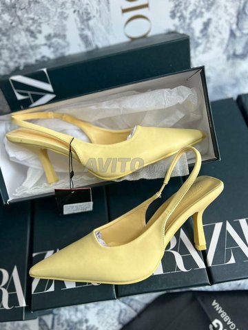 Escarpin hotsell jaune zara