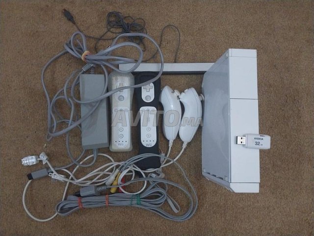 Wii complete à vendre flashée et 32gb d'espace