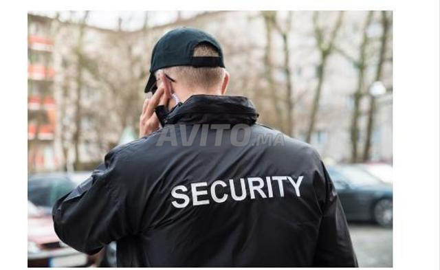  des agents de surveillance et  femme de ménage.