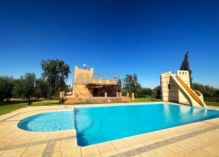 Villa avec piscine et toboggan