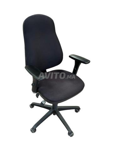 كرسي دوار أسود نافايل مع مسند ذراع ثلاثي الأبعاد