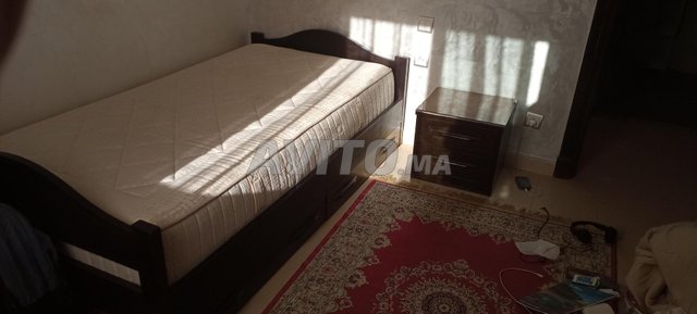 Lit avec matelas et table de nuit a vendre.