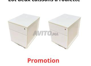 مجموعة من وحدتي أدراج بعجلات باللون الأبيض من الخشب