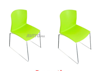 Lot deux Chaises design piètement Traîneau vert