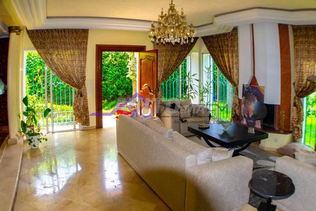 MAGNIFIQUE VILLA DE 606 M2 AVEC PISCINE ET JARDIN - 2