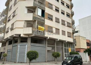 محل تجاري مساحته 137 م² مع طابق علوي