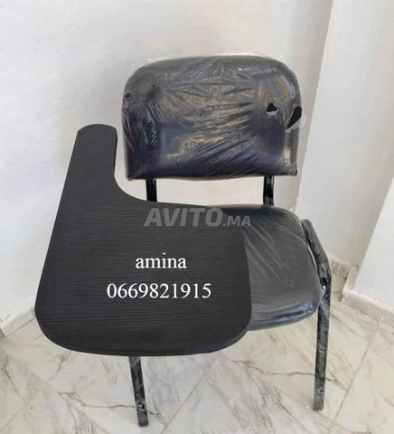  chaises ISO avec écritoire 