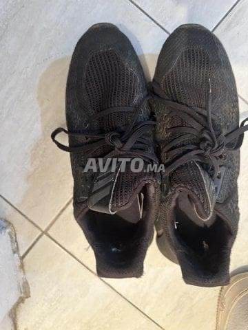 Chaussures noires adidas de running pour homme.