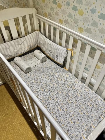 Lit à barreaux/matelas très bon état 