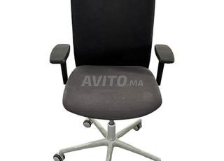 كرسي دوار Eurosit بعيب صغير في القاعدة.