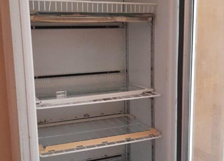 Vitre et réfrigérateur 