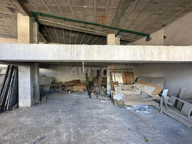 متجر بخمسة ستائر يقع على زاوية شارع غاندي