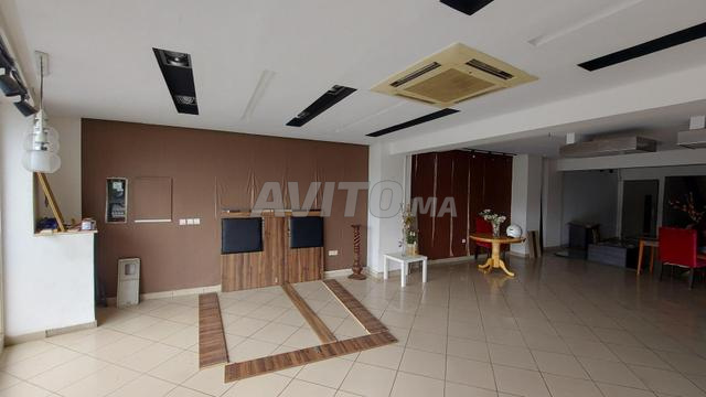 Local de 250 m² large vitrine en face CFC