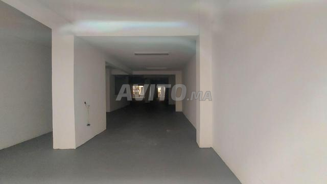 Local commercial 977 m² triangle d'or Max Mara