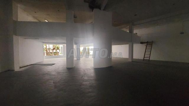 Local commercial 977 m² triangle d'or Max Mara