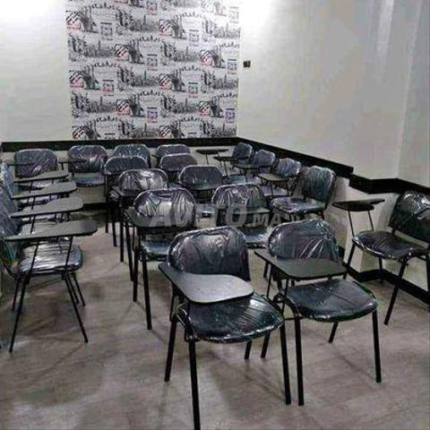 des chaises avec les écritoire en tissu 