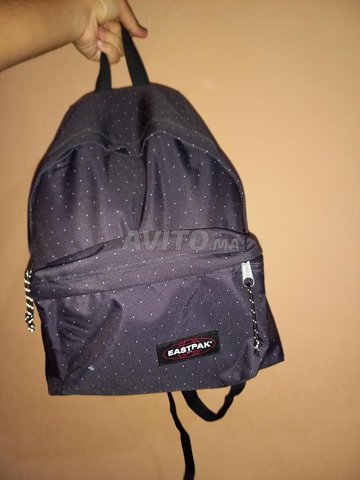 Eastpak gris cheap avec motif