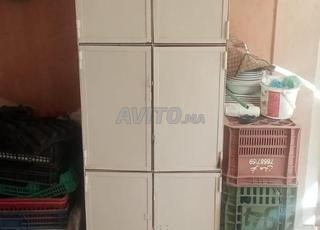 خزائن معدنية كبيرة.