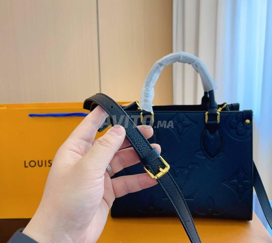 At Auction: Louis Vuitton, LOUIS VUITTON Sac cabas de marque Louis